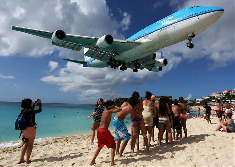 Turistas aproveitam para registrar as impressionantes aterrisagens de avi